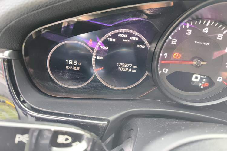 Used Porsche Panamera 2017 Panamera 3.0T Odometer Close Up