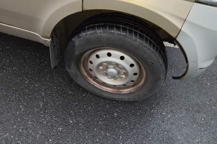 Used Wuling Rongguang 2019 1.5L Extended Basic Version Right Front Wheel Hub