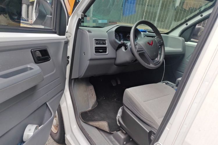 Used Wuling Yangguang 2024 300KM Comfort Version Passenger Van 75kW
