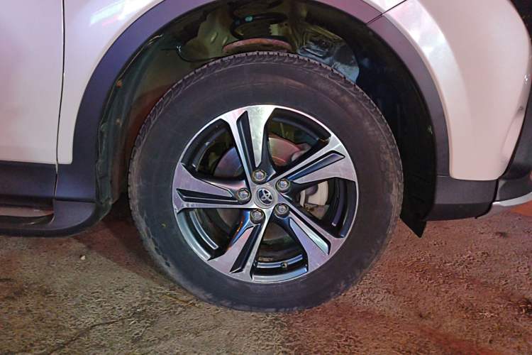 Used Toyota RAV4 2015 2.0L CVT Two-Wheel Drive Fashion Edition