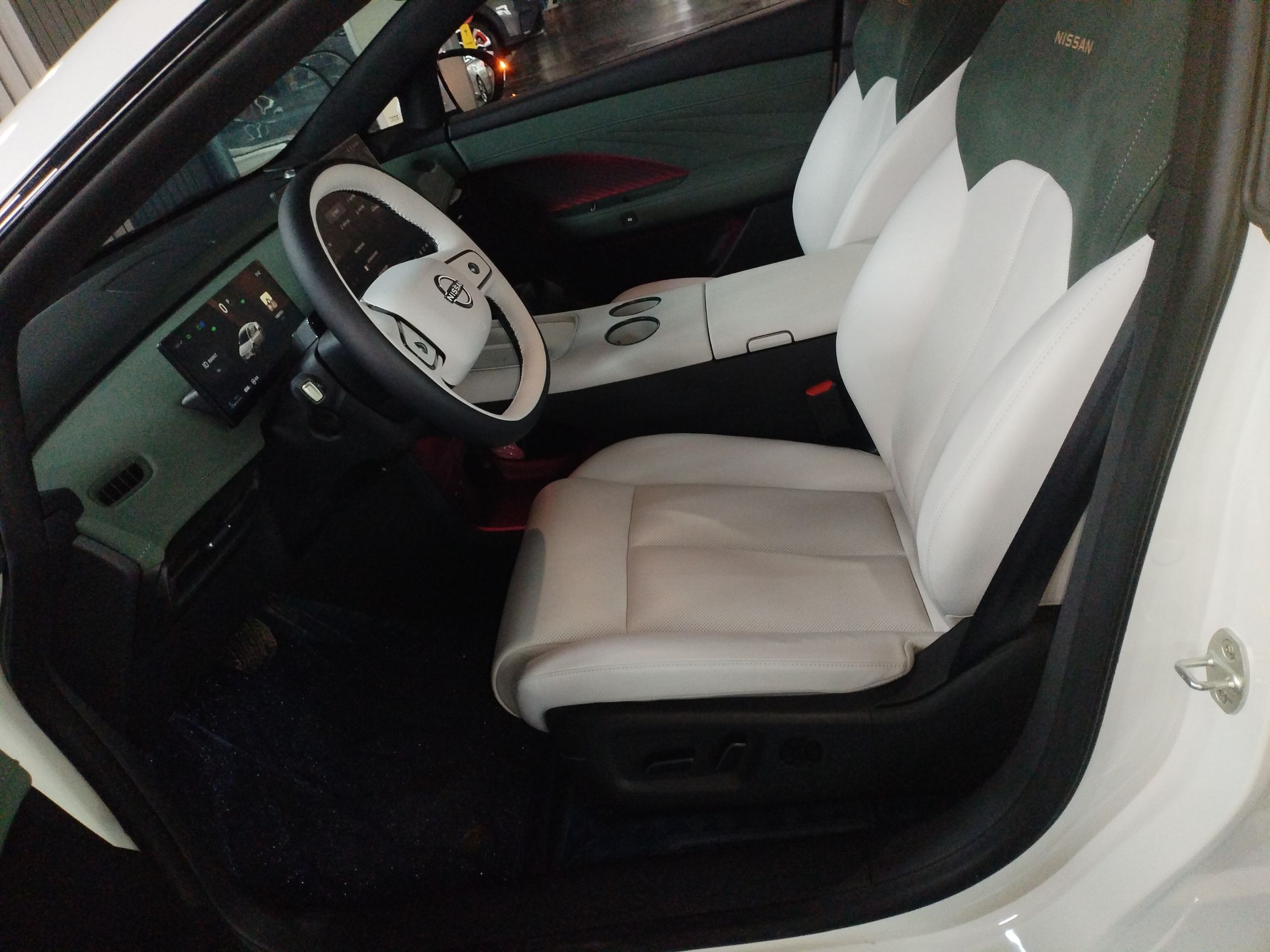 المقاعد الأمامية داخل السيارة