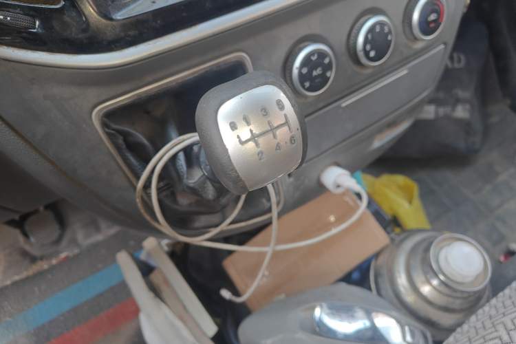 Used SAIC MAXUS Xintu V80 2019 2.5T Classic Model 6-Speed Manual Aotong Long Wheelbase Mid-Height 7-Seater