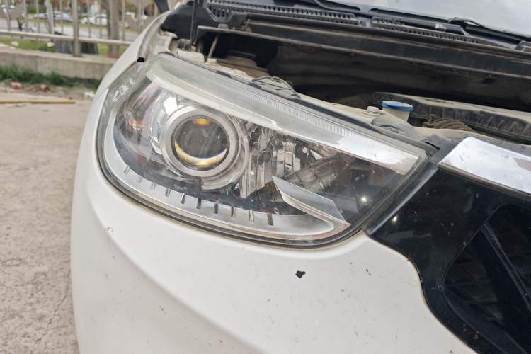 Used Brilliance V3 2015 1.5L Manual Elite Model Right Front Headlight
