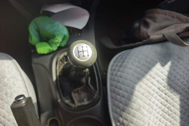 Used Huatai Santa Fe Classic 2012 2.0L Gasoline Manual Two-Wheel Drive with Sunroof Gear Lever