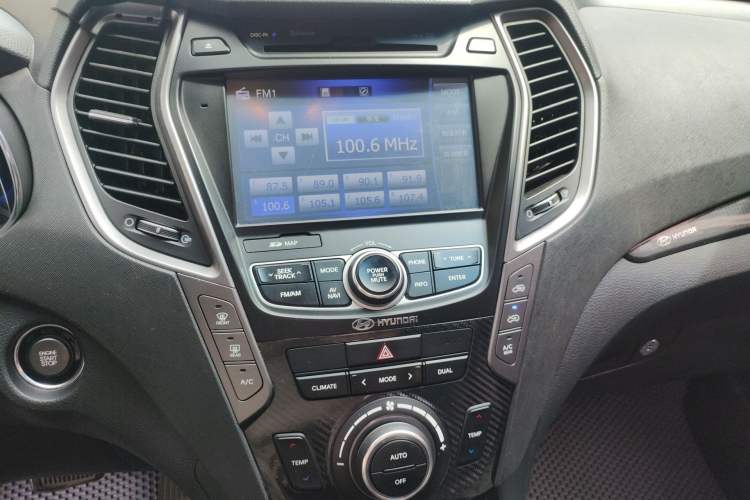 Used Hyundai Santa Fe 2015 2.0T Automatic 4x4 Smart 7-Seater Audio And AC Panel