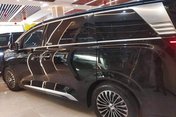 Used Denza D9 2023 DM-i 965 Luxury Model