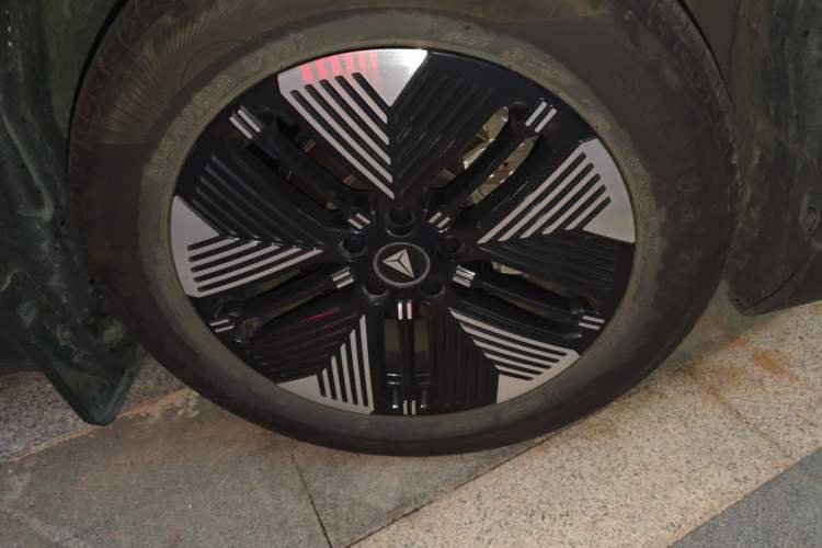 Used Deepal S05 2024 510 Plus Pure Electric Version Right Front Wheel Hub