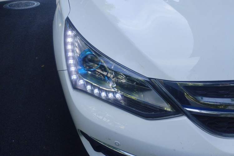 Used BYD Song New Energy 2017 Song DM 1.5TID All-Wheel Drive Luxury Model Right Front Headlight