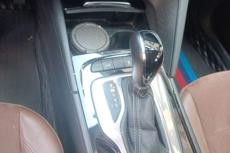 Used Buick Regal 2019 20T Elite Version China VI Standard Gear Lever