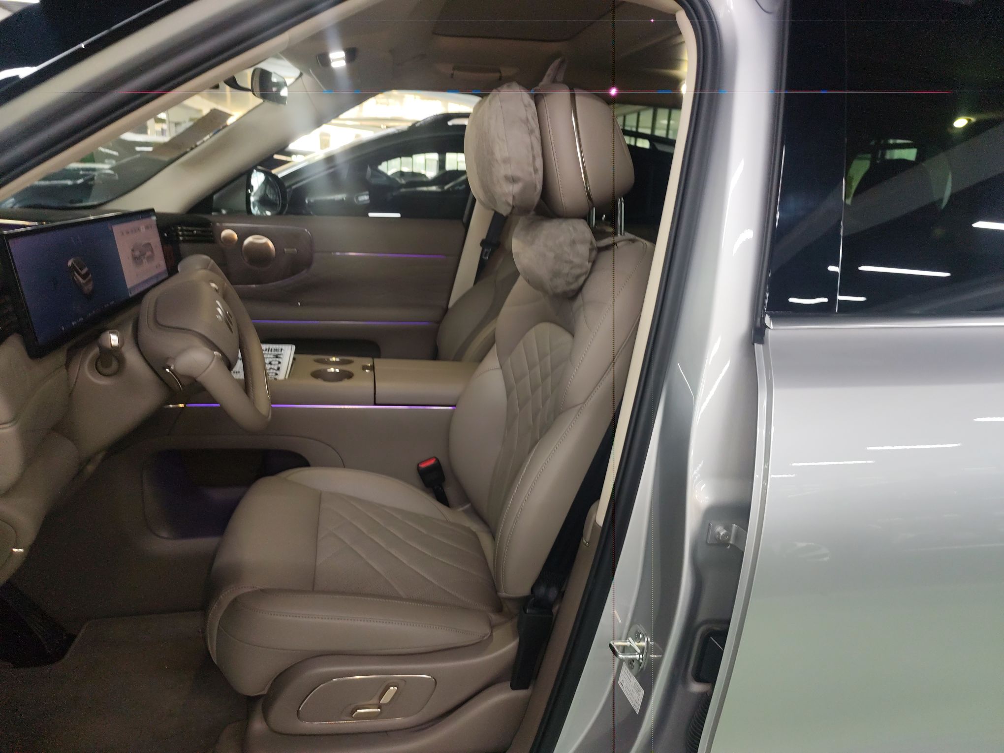 المقاعد الأمامية داخل السيارة