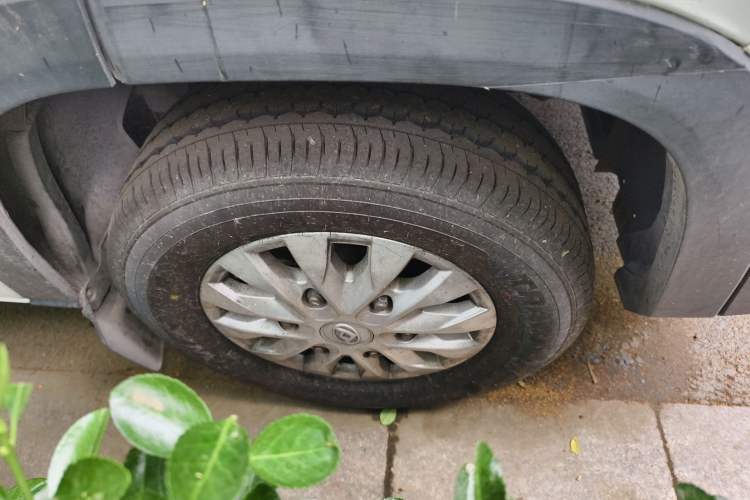 Used SAIC MAXUS Xintu V90 2022 2.0T Manual Zhiyun King Rear-Drive Short Wheelbase Mid-Roof Design with Single Rear Tire and 6 Seats Right Front Wheel Hub