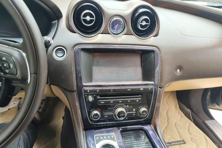 Used Jaguar XJ 2012 XJL 3.0 Panoramic Business Edition Audio And AC Panel