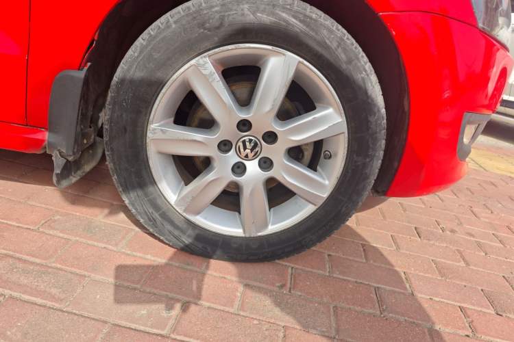 Used Volkswagen Polo 2013 1.6L Automatic Comfort Edition Right Front Wheel Hub