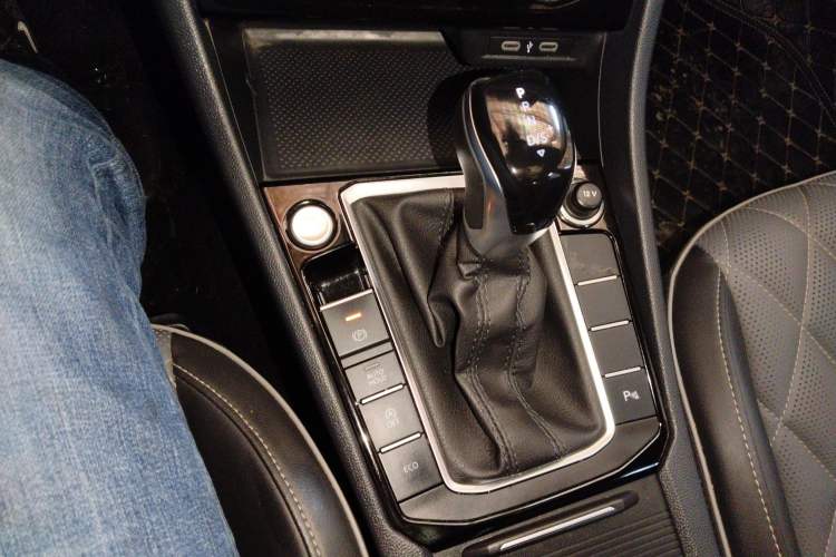 Used Volkswagen Sagitar 2023 300TSI DSG Excellence Edition Gear Lever