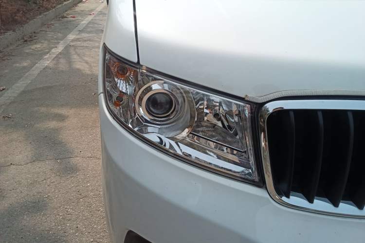 Used Sunlong DST 5 2021 All-Electric Van with 41.86 kWh Right Front Headlight