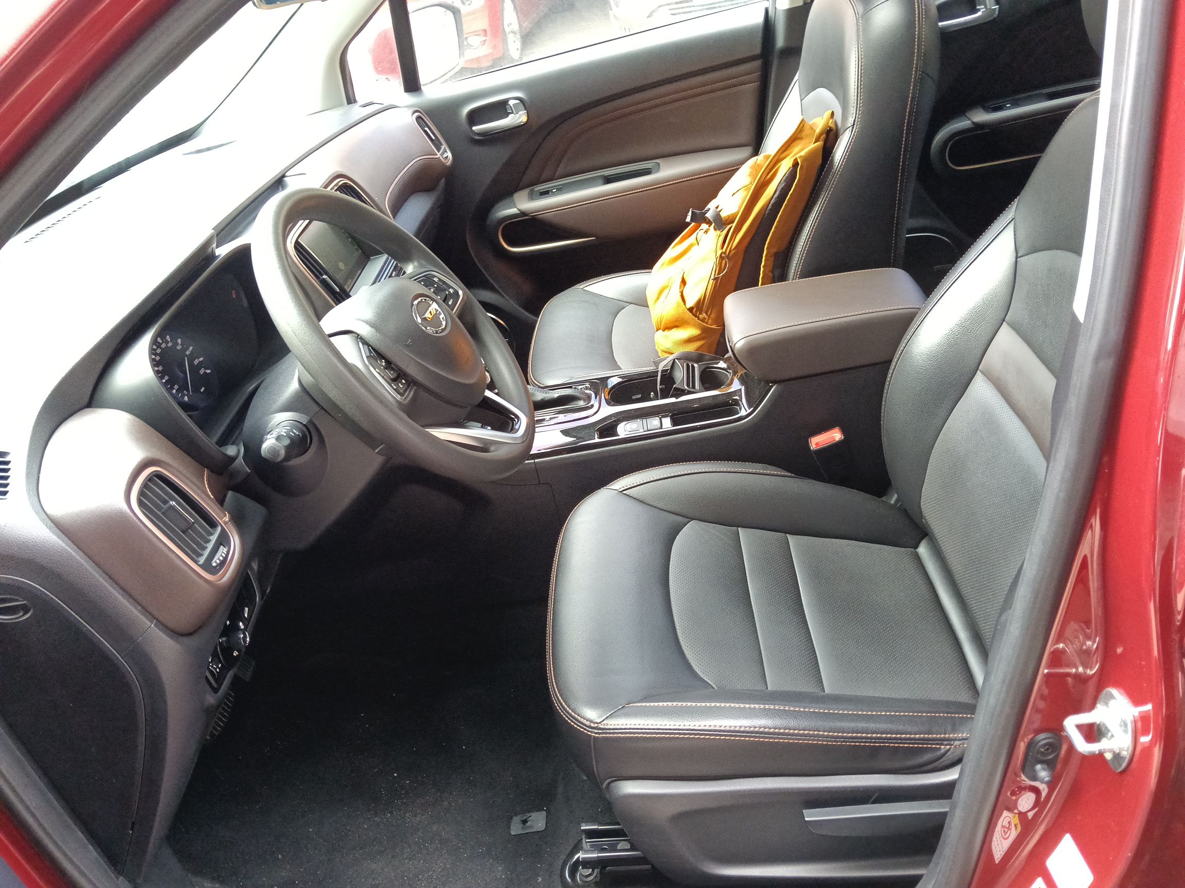 المقاعد الأمامية داخل السيارة