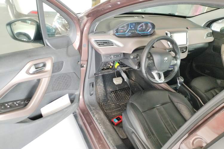 Used Peugeot 2008 2014 1.6L Automatic Navigation Edition Interior 3