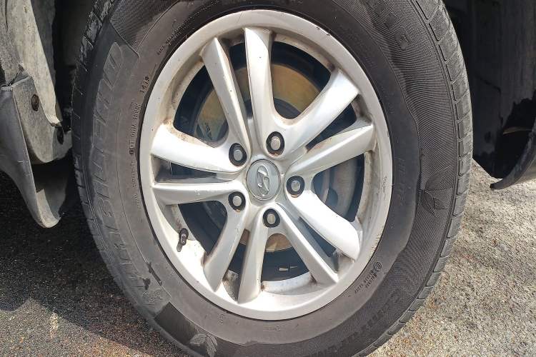 Used Huatai Santa Fe Classic 2012 2.0L Gasoline Manual Two-Wheel Drive with Sunroof Right Front Wheel Hub