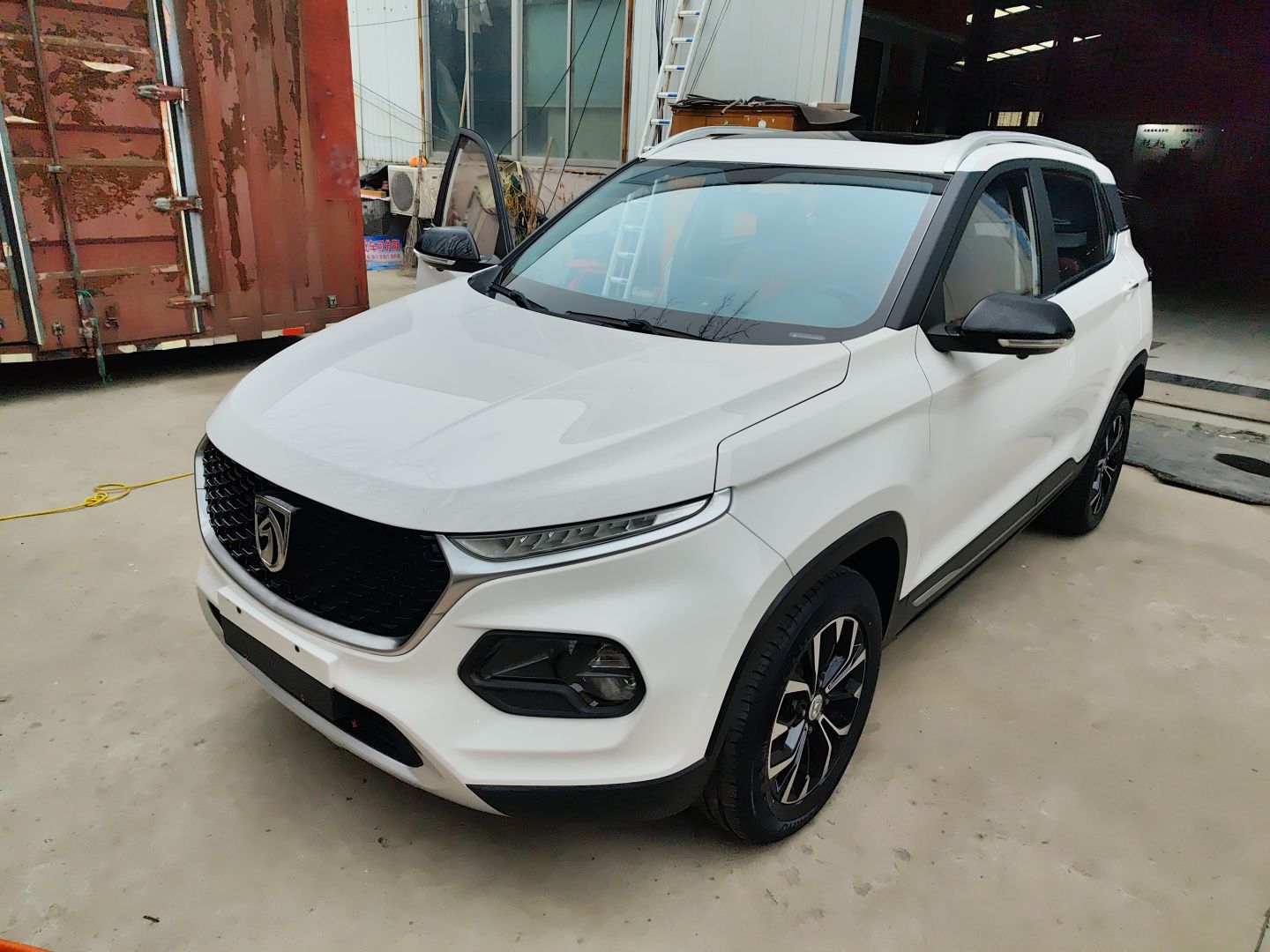 تحت مقدمة السيارة