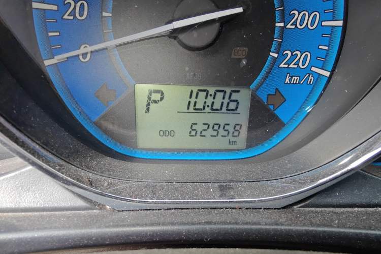 Used Toyota YARiS L Zhi Xuan 2015 1.5E Automatic Charm Edition Odometer Close Up