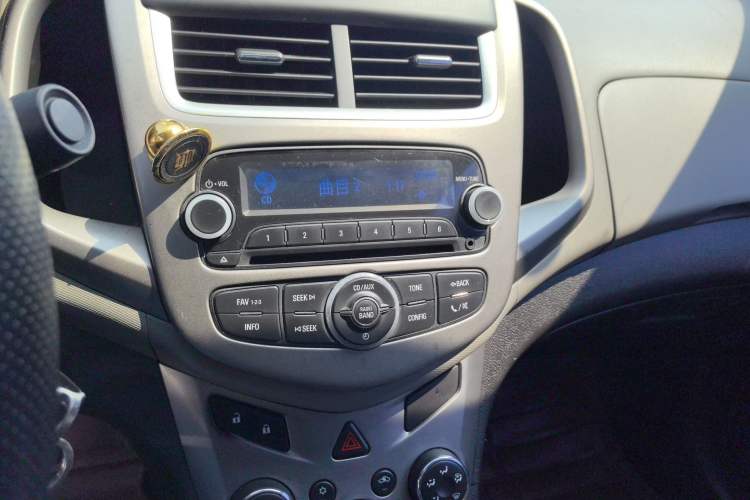 Used Chevrolet Aveo Sonic 2014 Sedan 1.4SL MT Comfort Edition Audio And AC Panel