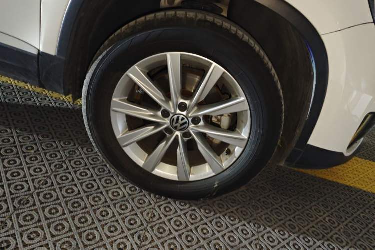 Used Volkswagen Tiguan 2016 280TSI Automatic Two-Wheel-Drive Silk Road Style Edition Right Front Wheel Hub