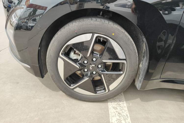 Used Wuling Xingguang 2025 610 km Smart Flagship Version Left Front Wheel Hub