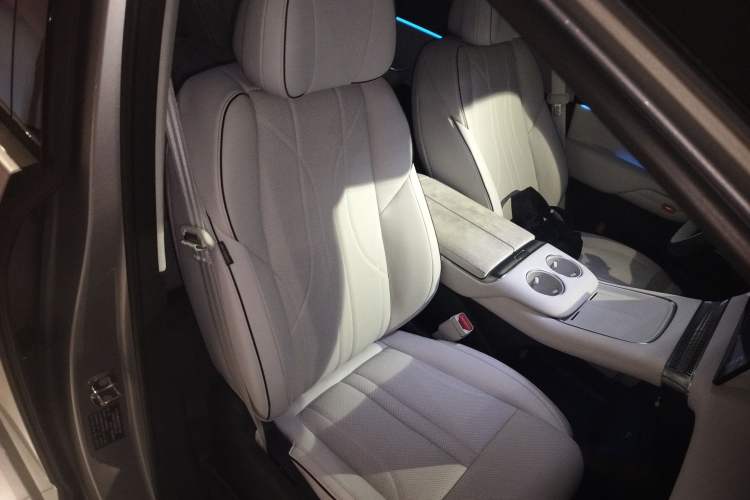 Used XPeng X9 2024 702 Ultra-Long Range Pro Right Front Seat