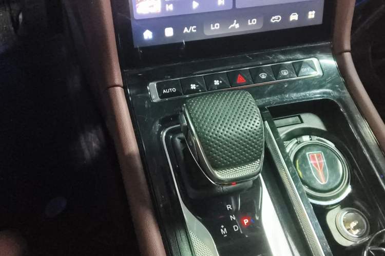 Used Hongqi H5 2025 2.0T Automatic Flag Edition – 500 000 Units Commemorative Version Gear Lever