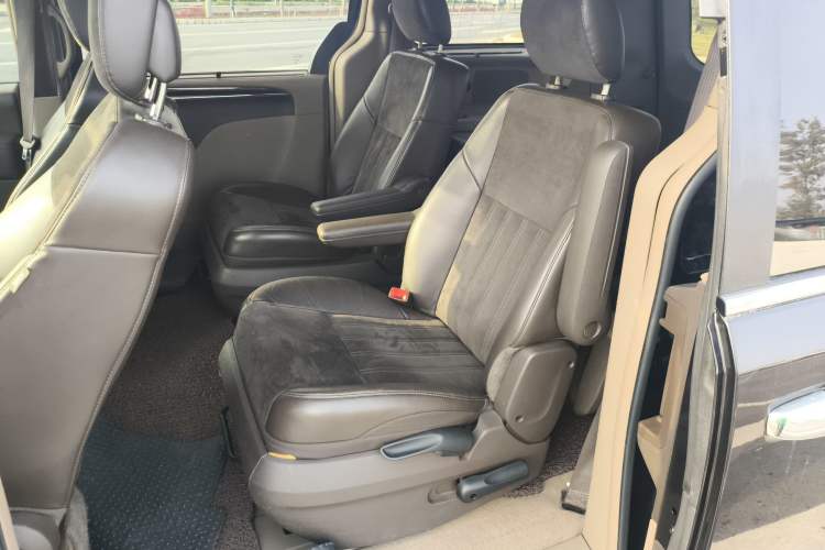 Used Chrysler Grand Voyager 2013 3.6L Luxury Edition