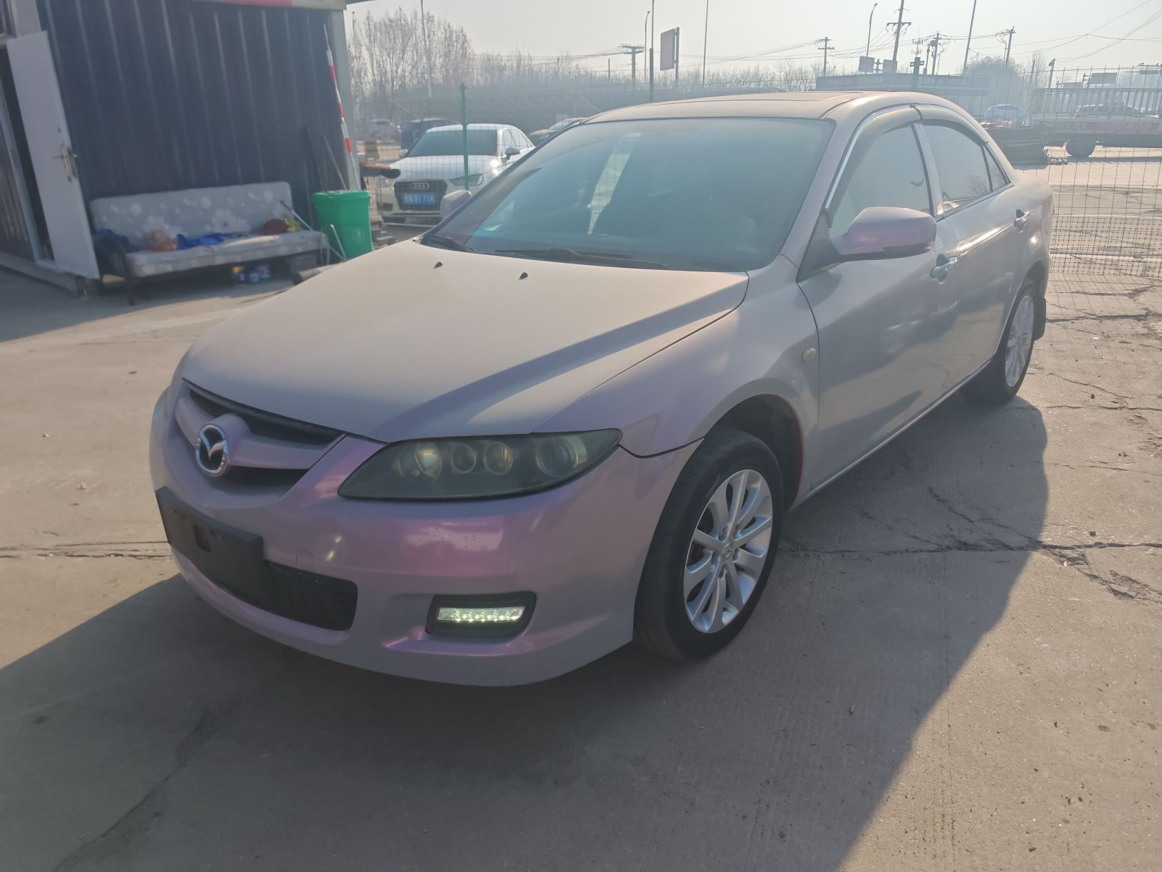 تحت مقدمة السيارة