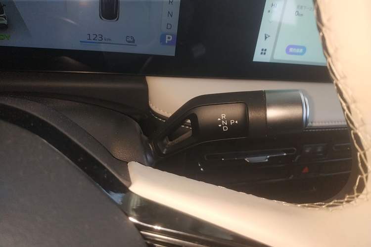 Used Geometry E Firefly 2024 401 km Fluorescent Gear Lever