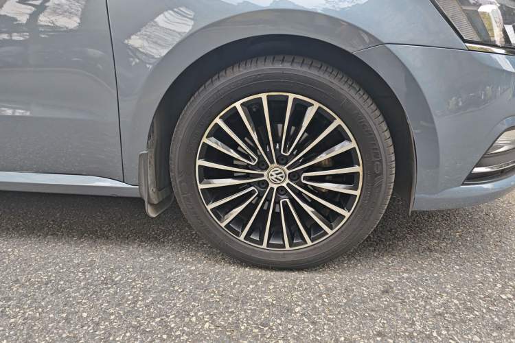 Used Volkswagen Lavida 2015 1.6L Automatic Fashion Edition