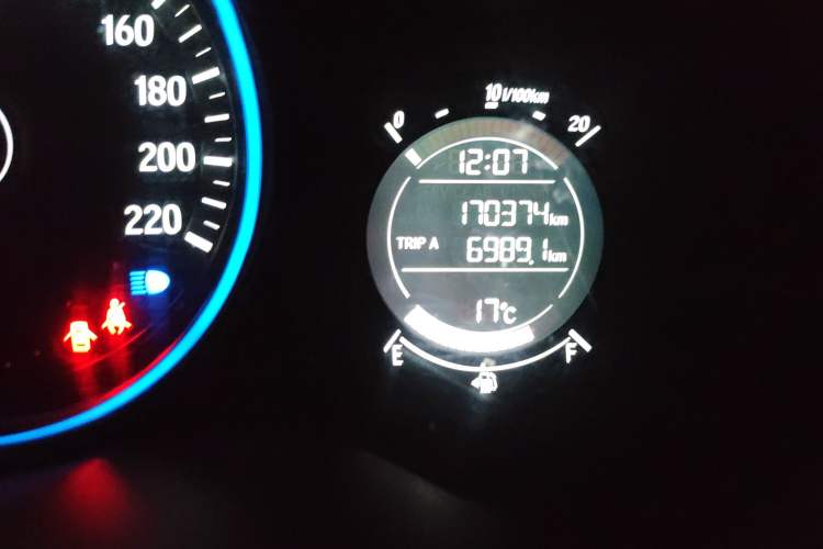 Used Honda Vezel 2015 1.5L CVT two-wheel drive Comfort trim Odometer Close Up