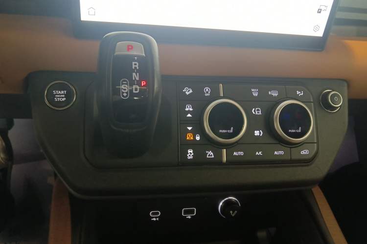 Used Land Rover Defender 2023 110 3.0T P400 X Gear Lever