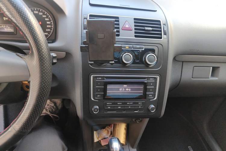 Used Volkswagen Touran 2015 1.4T DSG Comfort Edition 5 Seats Audio And AC Panel