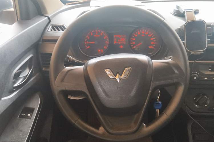 Used Wuling Hongguang 2019 1.5L S Basic Window-Sealed Vehicle China VI LAR Steering Wheel
