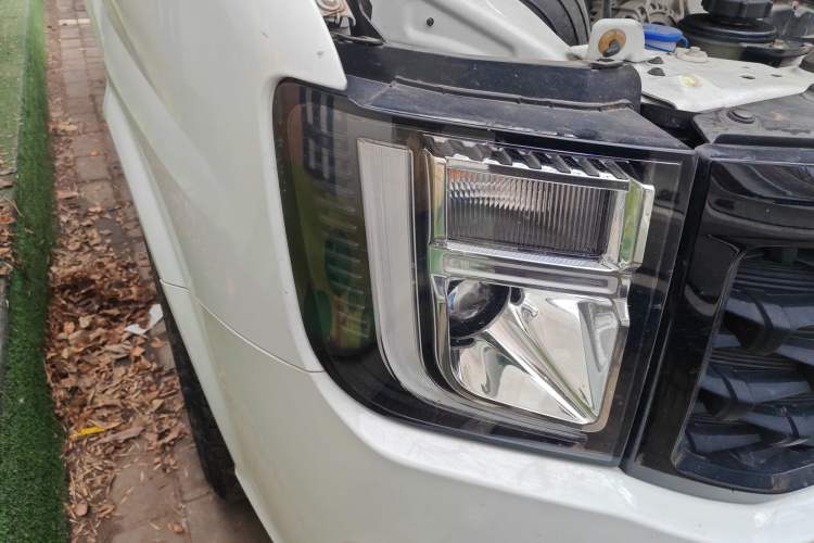 Used JMC Fushun 2022 2.0T Manual Multi-Function Passenger Vehicle Short Wheelbase Mid-Height Roof 6-Seater
