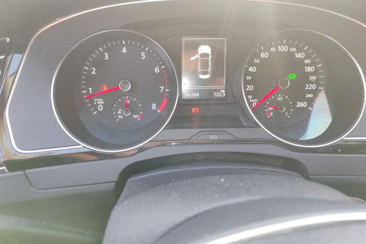 Used Volkswagen Magotan 2018 330TSI DSG Luxury Model Odometer Close Up