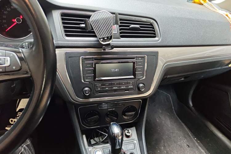 Used Volkswagen Lavida 2017 1.6L Automatic Comfort Edition Audio And AC Panel