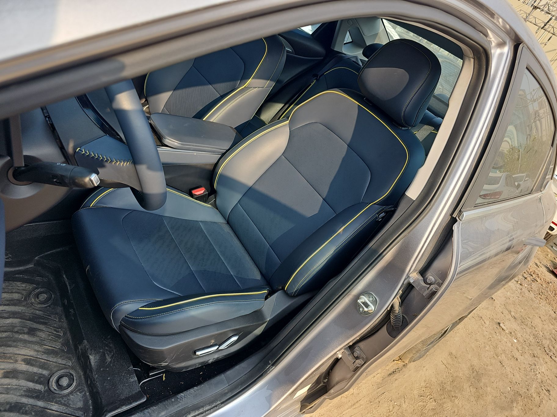 Переднее сиденье в автомобиле