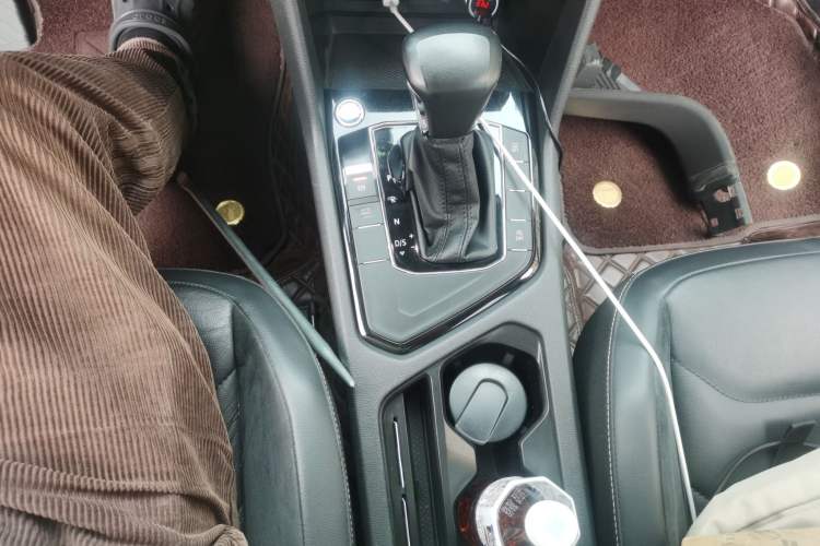 Used Volkswagen Tiguan L 2017 330TSI Automatic Two-Wheel Drive Luxury Edition Gear Lever