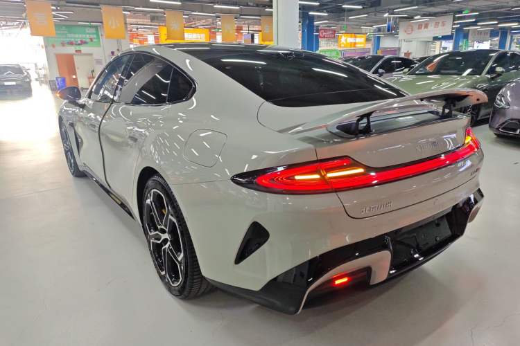 Used Xiaomi Auto SU7 2024 Four-Wheel Drive Ultra-Long Range Advanced Intelligent Driving Max Edition
