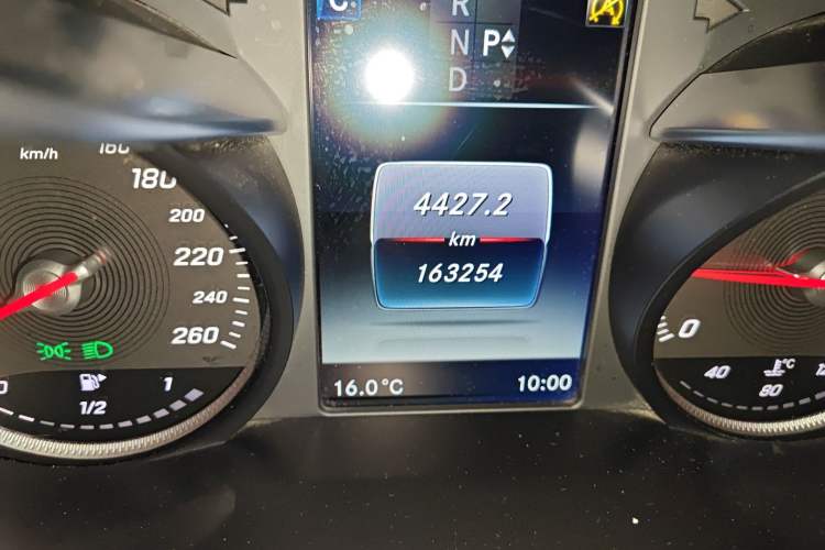 Used Mercedes-Benz GLC 2016 GLC 260 4MATIC Luxury Model Odometer Close Up