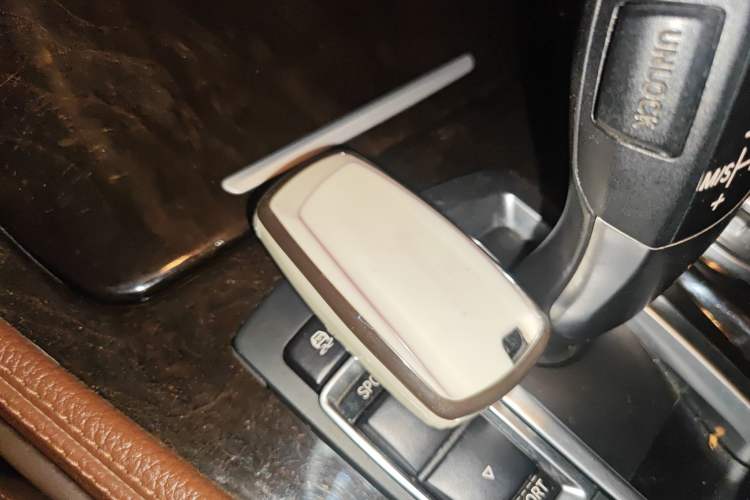 Used BMW 5 Series 2014 528Li Leading Model
