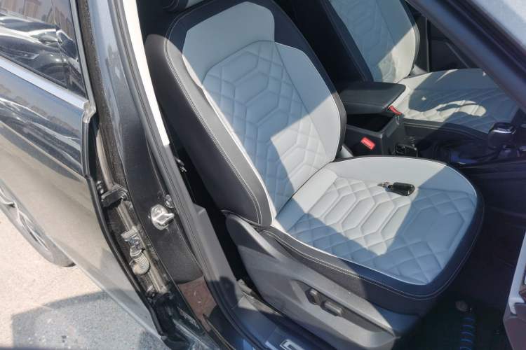 Used Volkswagen Tayron 2024 300TSI Two-Wheel-Drive Luxury Plus Advanced Version Right Front Seat