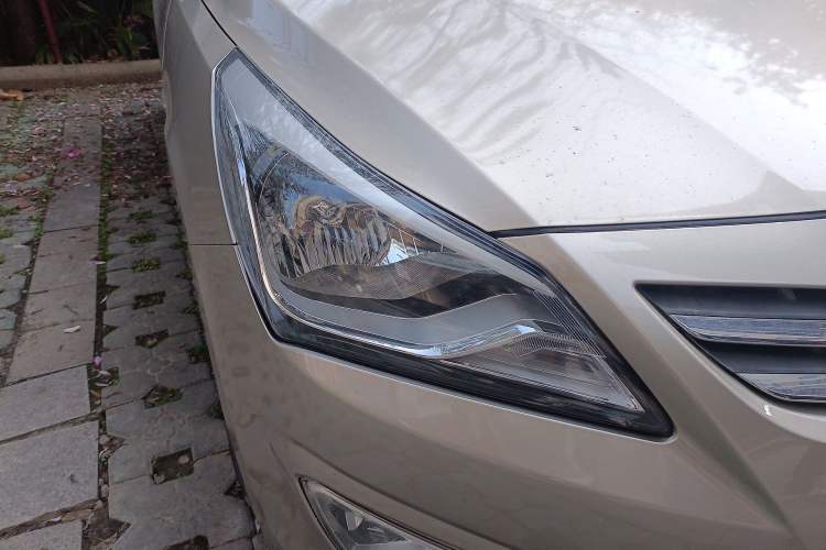 Used Hyundai Verna (older generation) 2014 1.4L Automatic Smart GLS Right Front Headlight