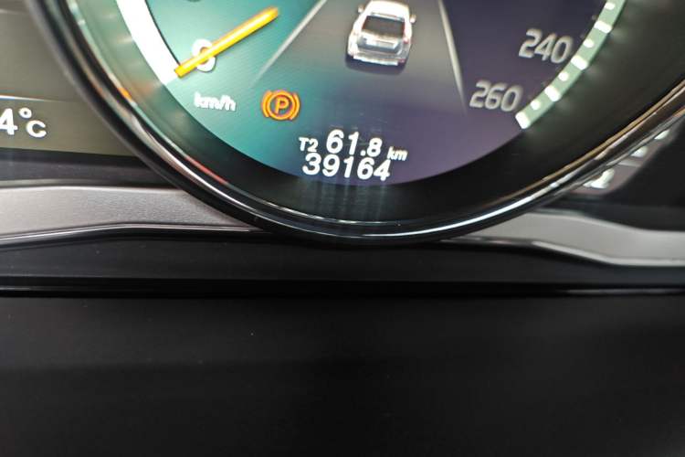 Used Volvo XC60 2017 T5 AWD Smart Range Edition Odometer Close Up