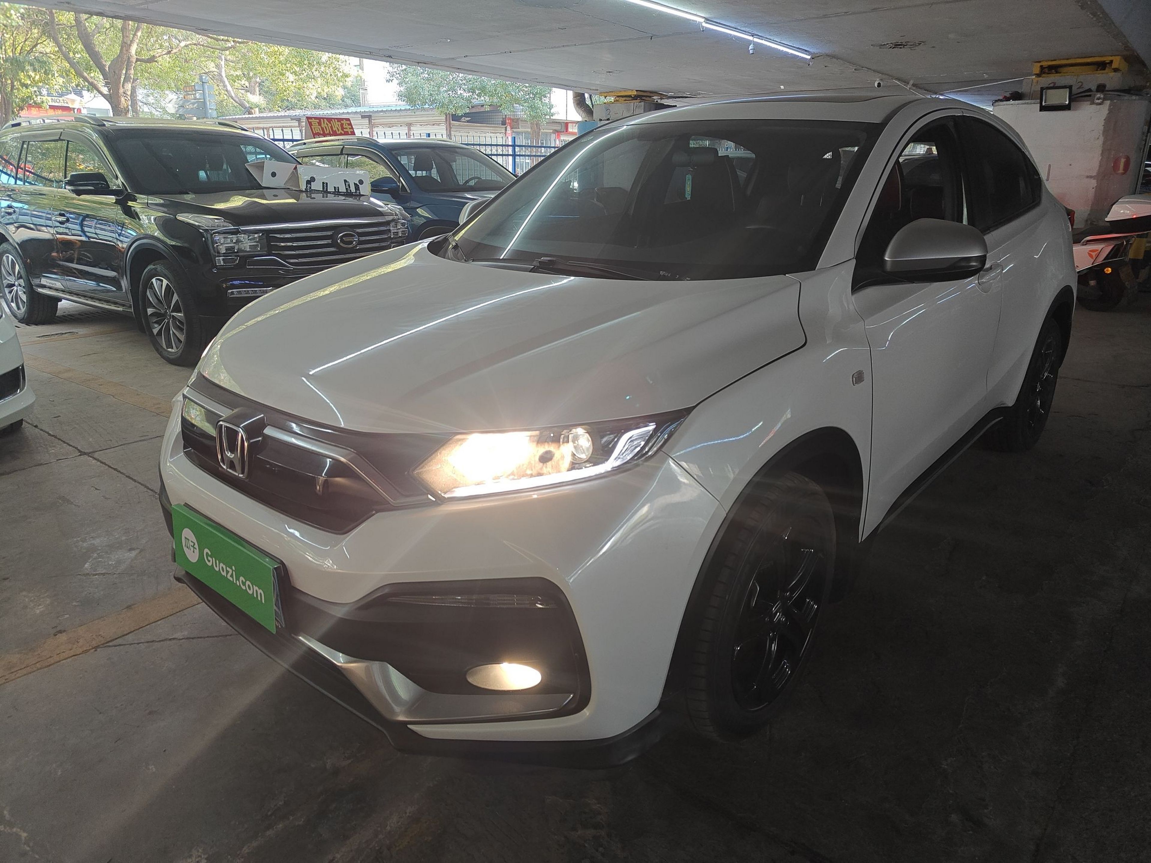 Под передней частью автомобиля