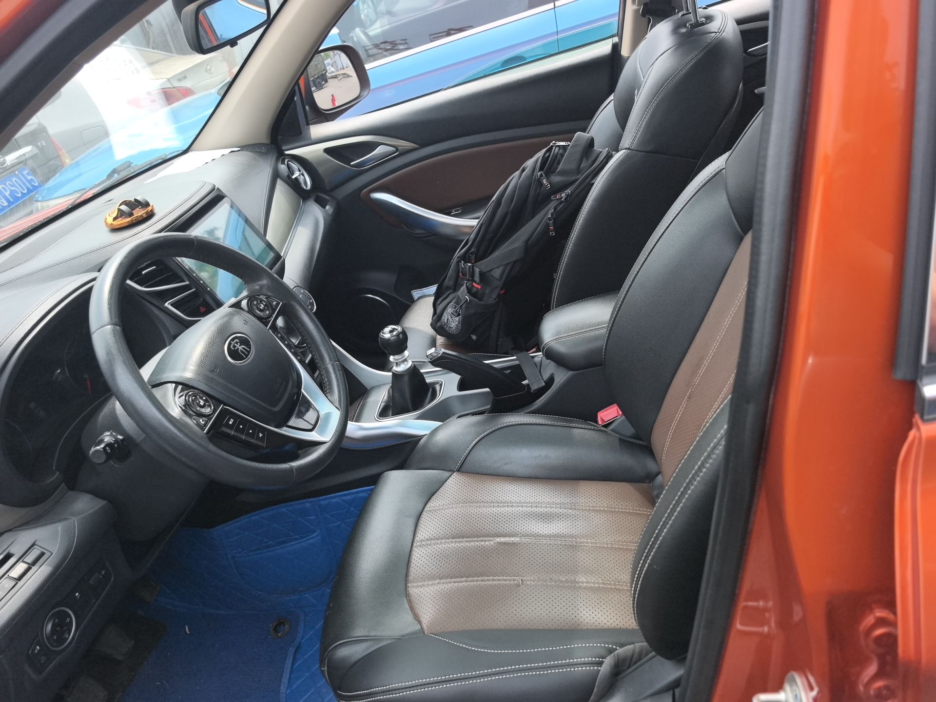 Переднее сиденье в автомобиле